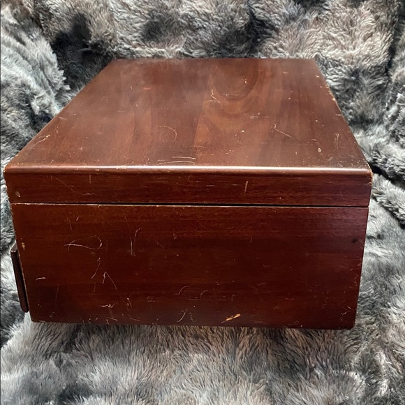 Nobility Vintage Wooden cutlery box with burgundy Velvet like Interior - Picture 7 of 16
